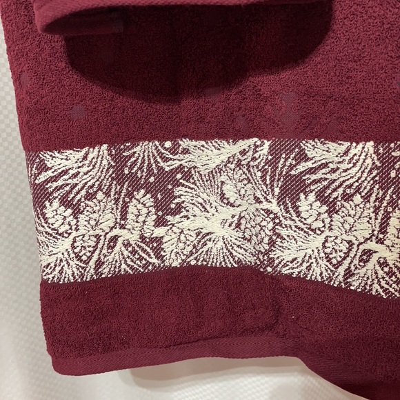 Santens bath hand fingertip towel combo deep red snow pine claret pattern NWT - Picture 2 of 10